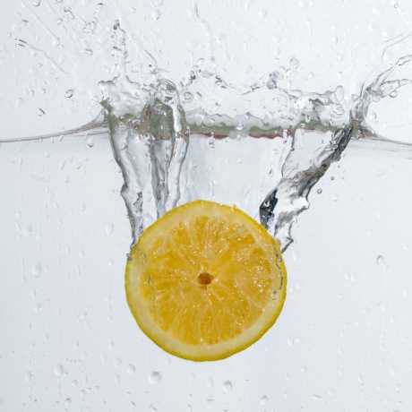 beneficios agua con limon