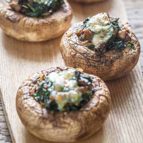 Champiñones rellenos espinacas y parmesano